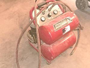lot 51 image: Tool Shop 5-Gallon 3.0-HP Air Compressor with Air Hose
