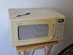 lot 202 image: Panasonic The Genius Premier Household 1100W Microwave Oven
