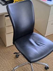 lot 210 image: Rolling Office Chair