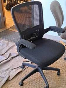 lot 211 image: Rolling Office Arm Chair with Vented Seatback