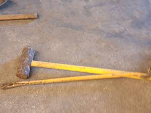 lot 236 image: Lot of (2) Hand Tools - Sledgehammer, Pry Bar
