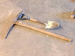lot 237 image: Lot of (2) Hand Tools - 26 T-Handle Spade, Pick Axe