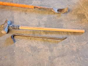 lot 238 image: Lot of (2) Hand Tools - Sledgehammer, Pry Bar