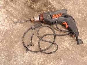 lot 193 image: Skil Power Drill with One Drill Bit and Chuck Key
