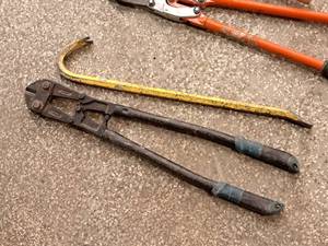 lot 198 image: Lot of (2) Hand Tools - 24 #600 Bolt Cutter, Pry Bar