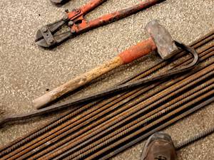 lot 200 image: Lot of (2) Hand Tools - Sledgehammer, Pry Bar