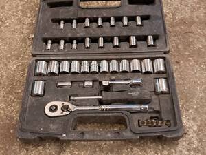 lot 314 image: Husky Ratchet Socket Set 35-piece