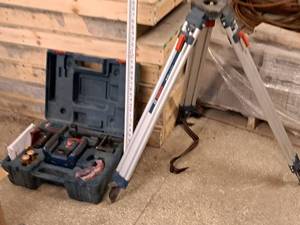 lot 155 image: Bosch Professional Surveying Kit GRL900-20HV - Surveyor, Tripod BT160, Measure Stick and a Carry Case