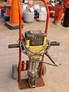 lot 58 image: 2014 Bosch Boschhammer Jackhammer 3611COA010 with Cart and (1) One Chisels Bit