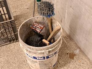lot 353 image: Various Brushes and Steel Wool (in bucket)