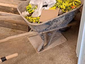 lot 75 image: Jackson Professional Tools Wood HandleMetal Wheelbarrow