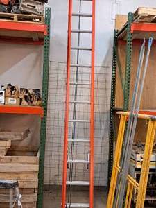 lot 20 image: 32 Extension Ladder