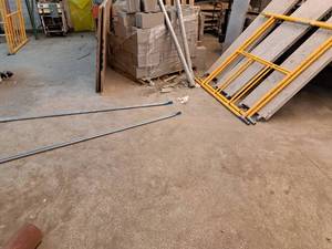 lot 23 image: (2) Scaffolding Uprights and (2) Cross Braces
