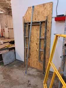 lot 28 image: (2) Scaffolding Uprights and (1) Cross Brace