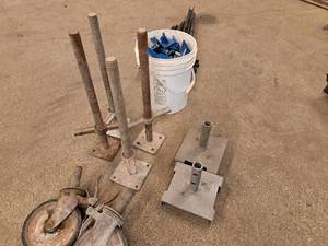 lot 31 image: (4) Scaffolding Levels and (2) Support Braces