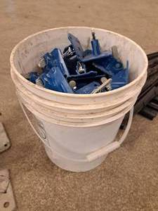 lot 32 image: Lot of (50) Scaffolding Braces (in a bucket)