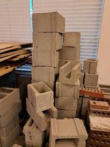 lot 389 image: Lot of  Assorte ConstructionCinder Blocks