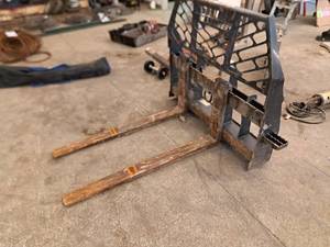 lot 2A image: 2016 Paladin 5500-lbs Skid Steer Forklift Attachment 30945