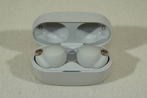 lot 3 image: Sony WF-1000XM4 Wireless In-Ear Headset - Silver