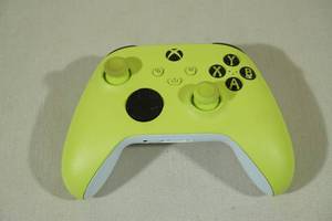 lot 42 image: Microsoft XBOX Wireless Controller -Lime Green
