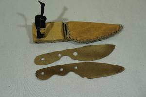 lot 132 image: 2 Handmade Throwing Knives with Leather Sheath