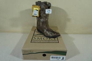 lot 160 image: Smoky Mountain Boots -Kids Size 3.5, BrownStitched