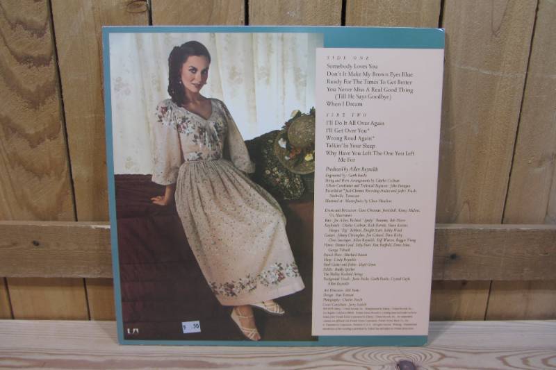 lot 357 image: Crystal Gayle - Classic Crystal - 1979 - Vinyl Record