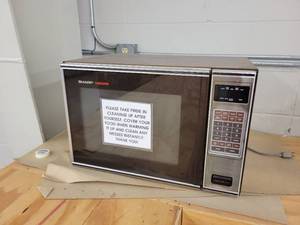 lot 48 image: SHARP Carousel Microwave - Works