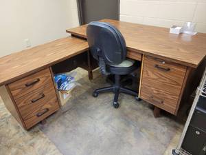 lot 107 image: Office L-Desk with Chair - Approx. 68 x 60 x 29 Tall