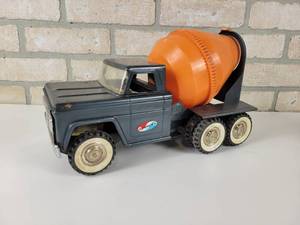 lot 452 image: Vintage STRUCTO Cement Truck