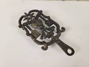 lot 467 image: Vintage WILTON No. 2 Cast Iron Trivet