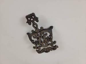 lot 468 image: Vintage Cherub Cast Iron Trivet
