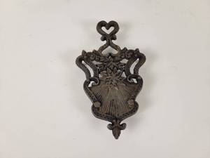 lot 469 image: Vintage Cast Iron Trivet