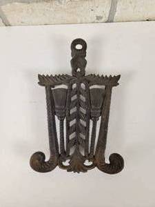 lot 470 image: Vintage Cast Iron Trivet