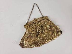 lot 480 image: Vintage Whiting Davis Gold Tone Mesh Handbag