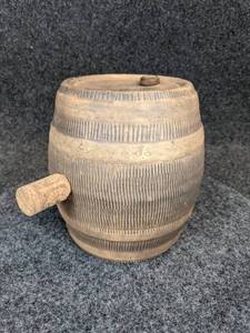 lot 531 image: Vintage McCoy Pottery Whiskey Barrel - Unmarked