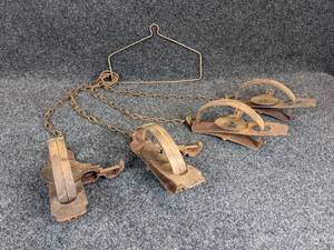 lot 494 image: (4) Vintage ONEIDA JUMP #4 Animal Traps with Hanging Bracket