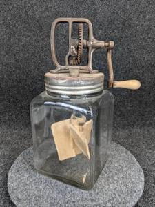 lot 543 image: Antique No. 40 DAZEY Butter Churn - 4-Quart