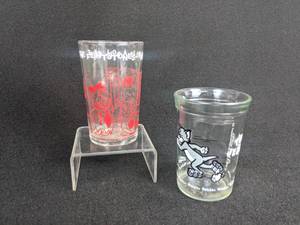 lot 555 image: Pair of Vintage Welchs Jelly Glasses - 1990 Tom & Jerry and 1963 Flintstones