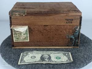 lot 564 image: The Edge Lite Premium Long Filler Wood Cigar Box