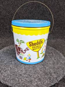 lot 489 image: Vintage Tin Shedds 5# Peanut Butter Bucket with Lid