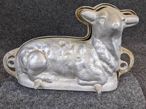 lot 530 image: Vintage Cast Aluminum Lamb Mold - Marked MAL - Possibly Griswold