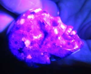 lot 20 image: YOOPERLITE SKULL GLOWING ROCK