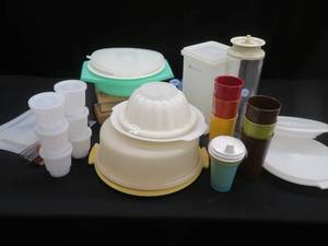lot 23 image: LARGE LOT OF MISC TUPPERWEAR