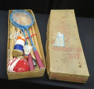lot 29 image: OFICIAL BADMINTON SET