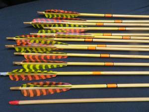lot 40 image: 14 WOOD ARROWS