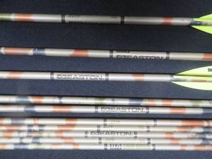 lot 44 image: VINTAGE SHAKESPEAR ARCHERY QUIVER WITH NEW CARBON ARROWS
