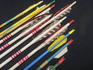 lot 50 image: VINTAGE WOODEN ARROWS WITH QUIVER
