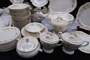 lot 84 image: MASSIVE MIX OF GORGEOUS GEORGIAN EGGSHELL HOMER LAUGHLIN CHINA.