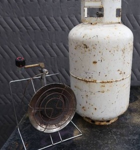 lot 87 image: PROPANE TANK AND MR HEATER BLOWER